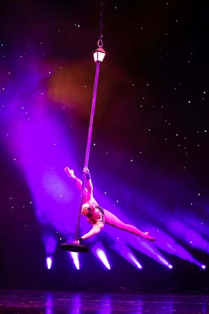 Broadway In Chicago A MAGICAL CIRQUE CHRISTMAS